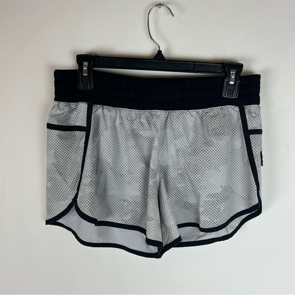 LULULEMON Tracker Short III Diamond Camo Silver size 10 - Picture 3 of 6